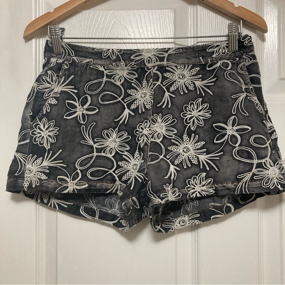 Mur Mur Pants - Anthropologie Mur Mur 100% Cotton Gray & White Shorts Sz. S Embroidered floral